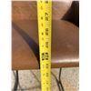 Image 5 : INDUSTRIAL-STYLE BAR OR COUNTER STOOL AND LEATHER-TOPPED FOOTSTOOL