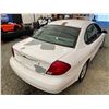 Image 16 : PARKSVILLE - 2000 FORD TAURUS WHITE 261281 KMS - B132351