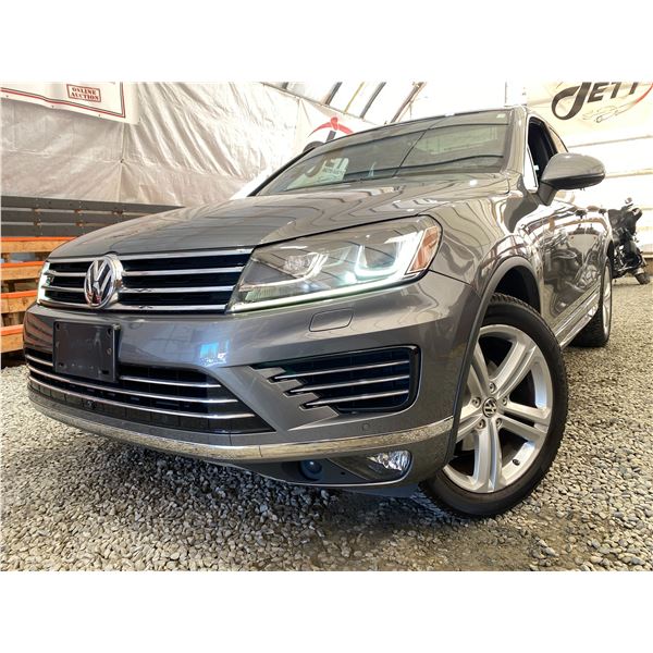 PARKSVILLE - 2016 VOLKSWAGEN TOUAREG GREY 228153 KMS - 011304-3