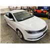 Image 10 : PARKSVILLE - 2016 CHRYSLER 200 WHITE 195143 KMS - 158669-1