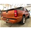 Image 14 : PARKSVILLE - 2007 CHEVROLET AVALANCHE ORANGE  204674 KMS - 305809-4