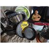 Image 3 : Kitchen Lot With KitchenAid Mixer, Le Creuset, Lodge, Appliances, Assorted Items