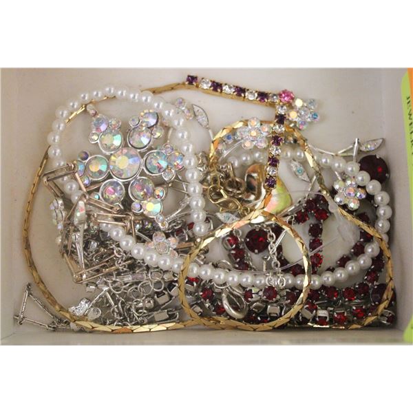 ESTATE VINTAGE RHINESTONE JEWELRY IN BOX