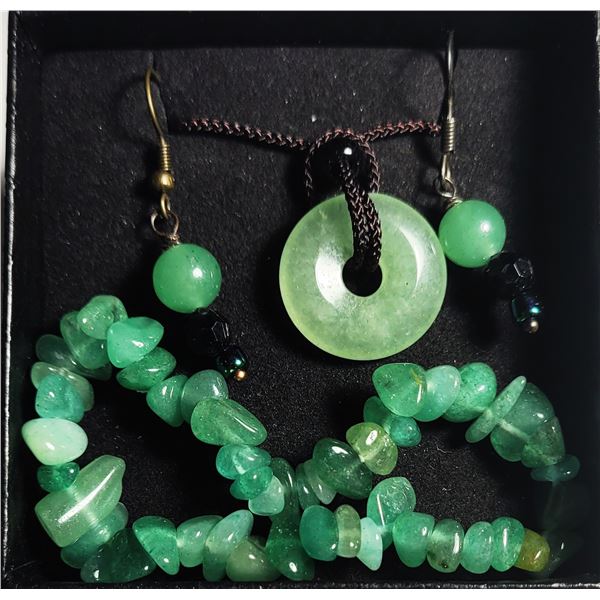 15)  SET OF ADVENTURINE CHIP BRACELET,