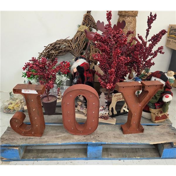 Pallet of Christmas Décor