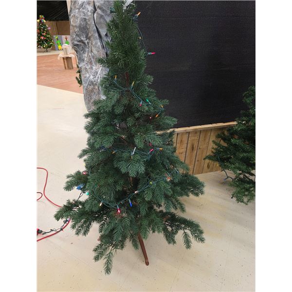 6’ Christmas Tree w/ Lights – Working