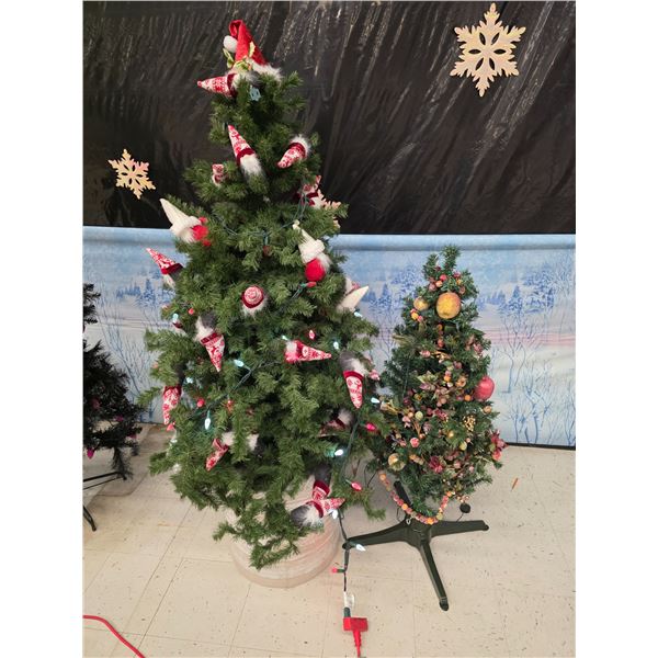 6’ Light Up “Gnome” Decorated Christmas Tree & 4’ “Frui