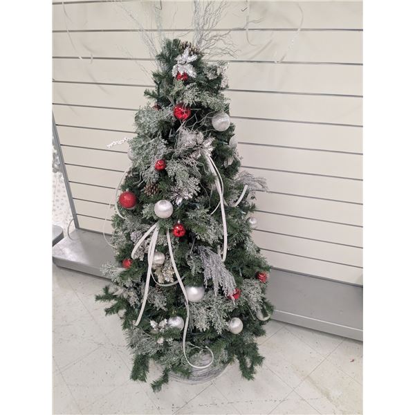 6’ Decorated Christmas Tree w/ Lights