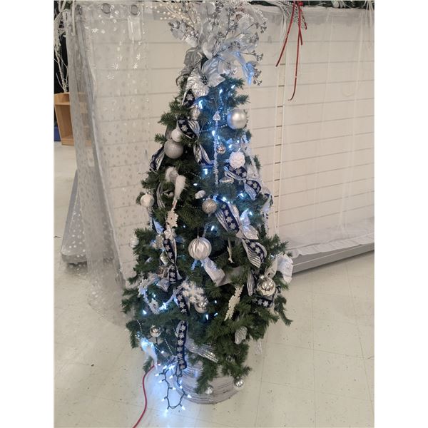 6’ Decorated Christmas Tree w/ Lights