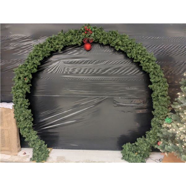 Garland Arch w/ Lights – 8’ x 8’
