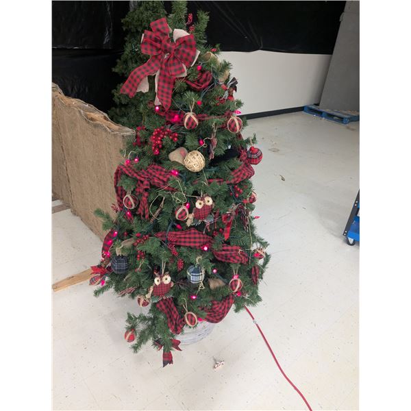 5’ Decorated Christmas Tree w/ Lights – Red Plaid