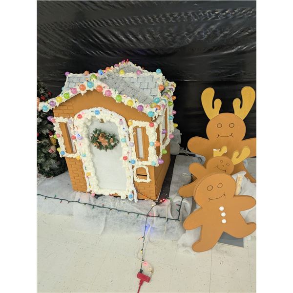 Gingerbread Playhouse w/ Gingerbread Figures