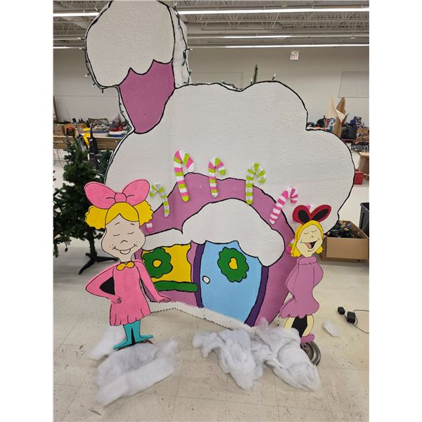 Whoville Display – Pink House, (2) Characters, etc.