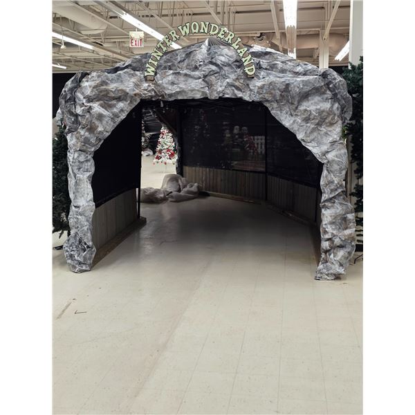 Winter Wonderland Cave – 21’x 10’x 10’