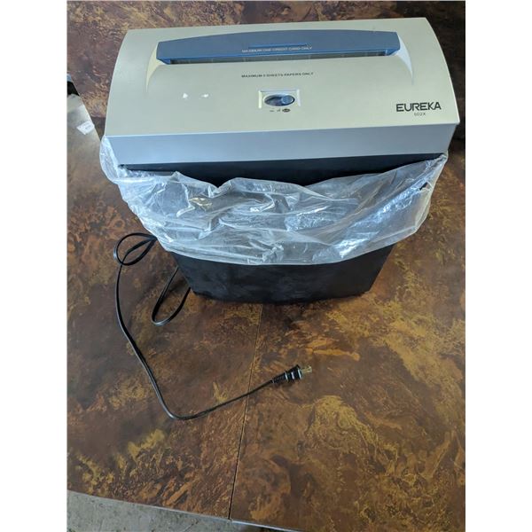Eureka 502X 5-Sheet Paper Shredder – Like New