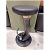 Image 1 : TABOURET DE BAR "JAMBES DE FEMME" SIÈGE SIMILICUIR NOIR