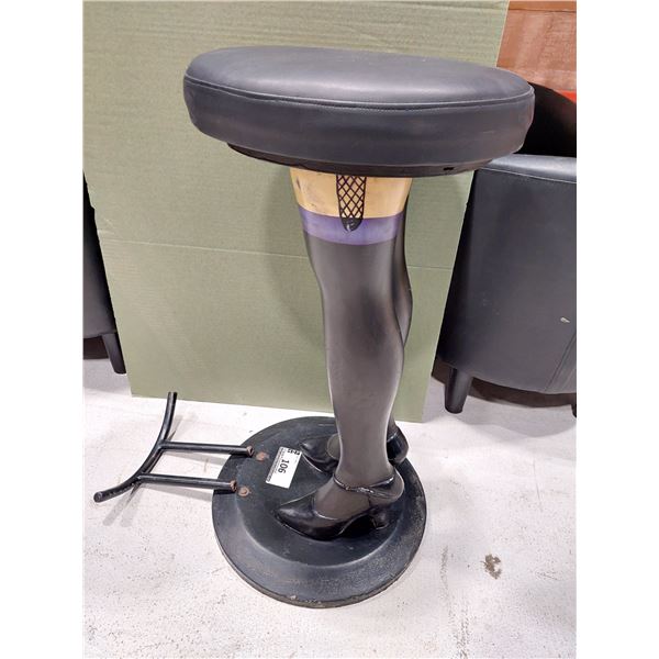 TABOURET DE BAR "JAMBES DE FEMME" SIÈGE SIMILICUIR NOIR - REPOSE-PIED BRISÉ