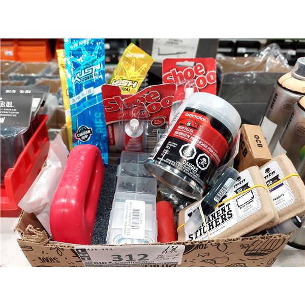LOT DE 18 ARTICLES DE SKATE ASSORTIS (PEINTURE, CIRE, COLLE, AUTOCOLLANTS), (NEUFS)