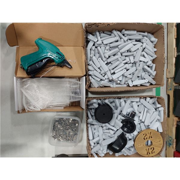 LOT D'ÉTIQUETTES ANTIVOL, DISQUES ET PISTOLET À ÉTIQUETTES ASSORTIS