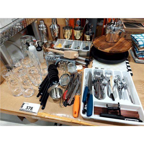 LOT D'ACCESSOIRES DE BAR ET DE CUISINE ASSORTIS (SHAKERS, VERRES DOSEURS, PINCES, PASSOIRES, USTENSI