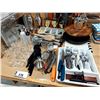 Image 1 : LOT D'ACCESSOIRES DE BAR ET DE CUISINE ASSORTIS (SHAKERS, VERRES DOSEURS, PINCES, PASSOIRES, USTENSI