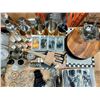 Image 3 : LOT D'ACCESSOIRES DE BAR ET DE CUISINE ASSORTIS (SHAKERS, VERRES DOSEURS, PINCES, PASSOIRES, USTENSI