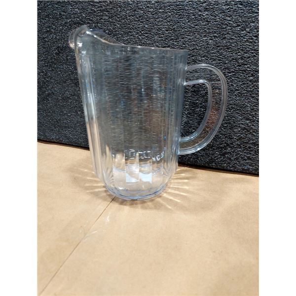 LOT DE 6 PICHETS EN PLASTIQUE NEUFS