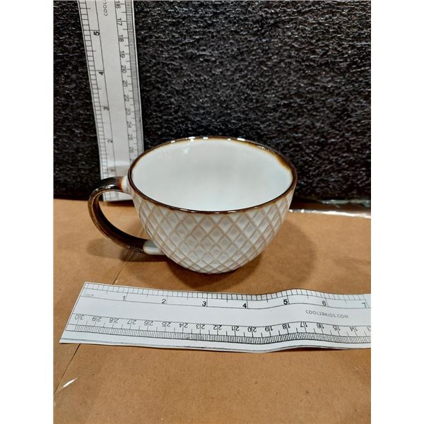 LOT DE 18 TASSES EN CÉRAMIQUE, MOTIF MATELASSÉ