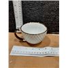 Image 1 : LOT DE 18 TASSES EN CÉRAMIQUE, MOTIF MATELASSÉ