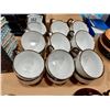 Image 2 : LOT DE 18 TASSES EN CÉRAMIQUE, MOTIF MATELASSÉ