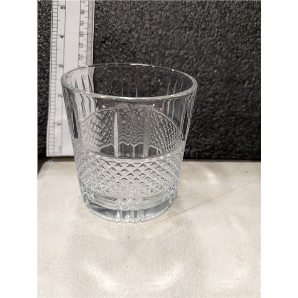 LOT DE 23 VERRES À WHISKY EN CRISTAL TAILLÉ