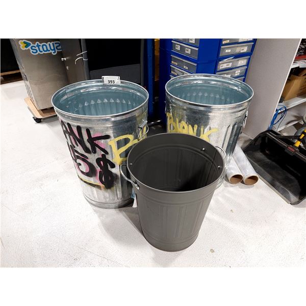 LOT DE 3 POUBELLES ASSORTIES (2 EN MÉTAL GALVANISÉ AVEC COUVERCLE, 1 EN PLASTIQUE)