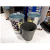 Image 1 : LOT DE 3 POUBELLES ASSORTIES (2 EN MÉTAL GALVANISÉ AVEC COUVERCLE, 1 EN PLASTIQUE)