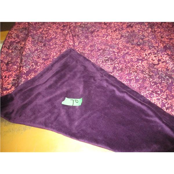 UNCLAIMED STORAGE:  FLAT C/W SET OF PILLOWCASES & QUILT