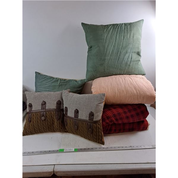 * (4) Throw Pillows, (2) Duvet Approx Twin And Queen Size