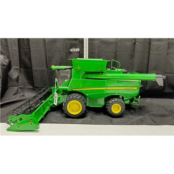 Large Ertl 5670 John Deere Toy Combine