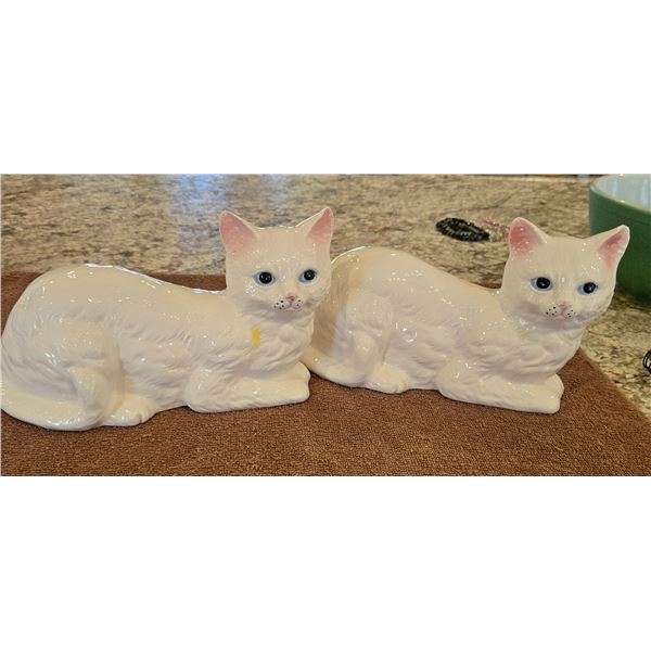 Pair of vintage white Persian cats, excellent condition.  Approx 8x6". Produced by Homco - marked