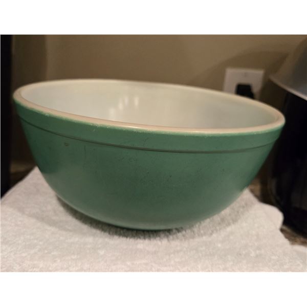 Vintage Pyrex Primary green #403 nesting mixing bowl.  2.5 qt. Capacity. 8.5" across