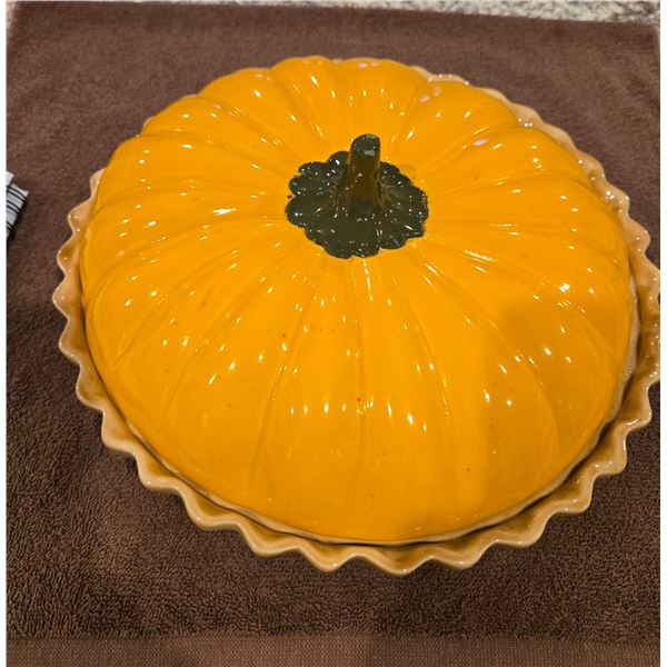 Large vintage ceramic pumpkin pie keeper with lid. No making.  12" across.  No chips or cracks.