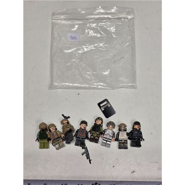 Lot of 8 brick based Mini Figures