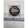 Image 2 : Alex Delvecchio Autographed Puck Detroit Red Wings