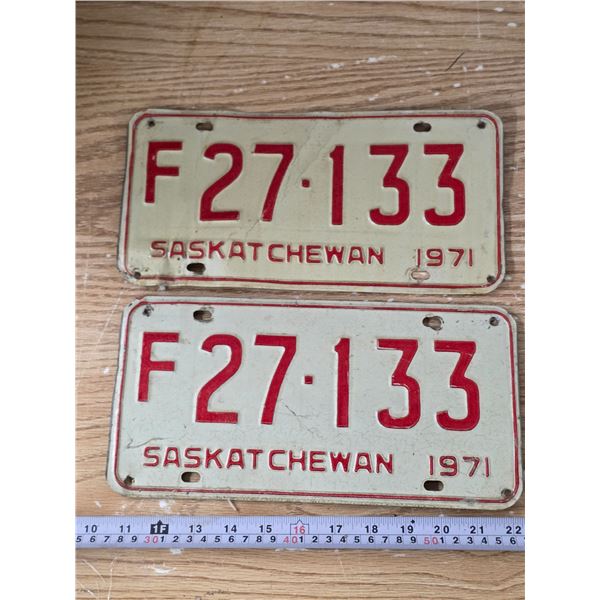 Pair of Sask 1971 Farm License Plates