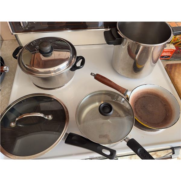 Cookware Lot: Pots, Lids, Frying Pan, Mixing Bowls, Cutting Board