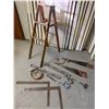 Image 3 : Lot: Wood Step Ladder, Hand Saws, Levels, Squares, Braces, Clamps, Hardware