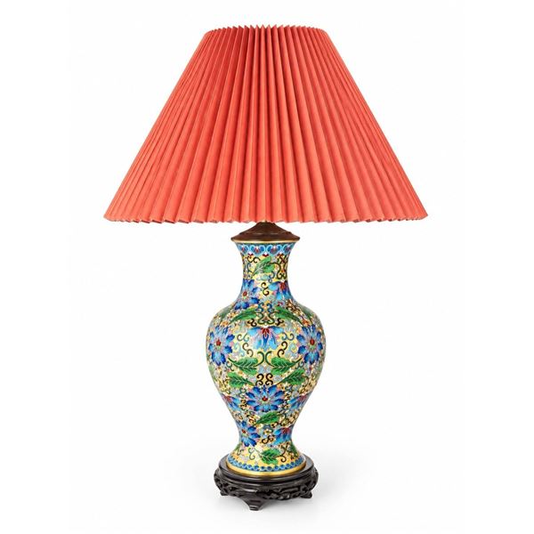 Chinese Cloisonné Enamel Vase Table Lamp with Floral Motif, Wooden Stand, Red Shade
