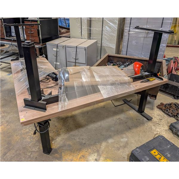 PAIR OF L-SHAPED HEIGHT ADJUSTABLE DESKS.