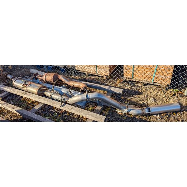 LOT OF 2 VEHICLE EXHAUST COMPONENTS