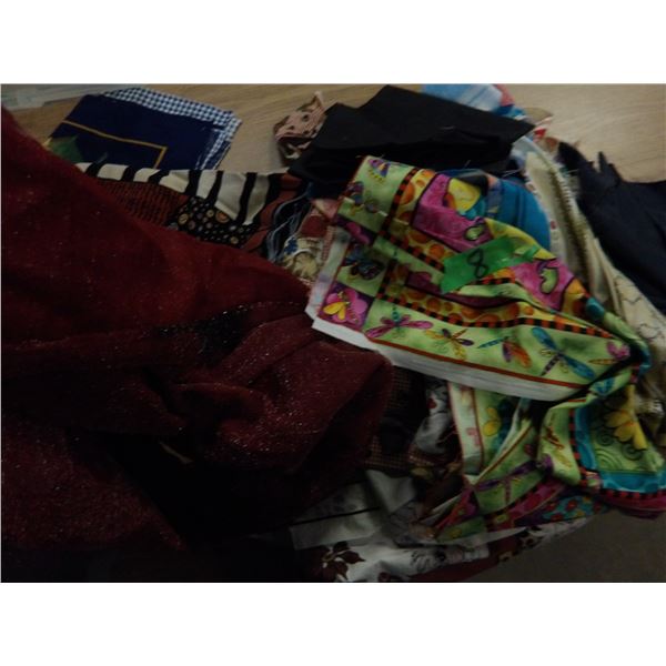 UNCLAIMED STORAGE:  2 CU FT RUBBERMAID TOTE & LID C/W QUILT PATCHES