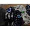 Image 3 : UNCLAIMED STORAGE:  2 CU FT RUBBERMAID TOTE & LID C/W ASSORTED SEWING MATERIAL