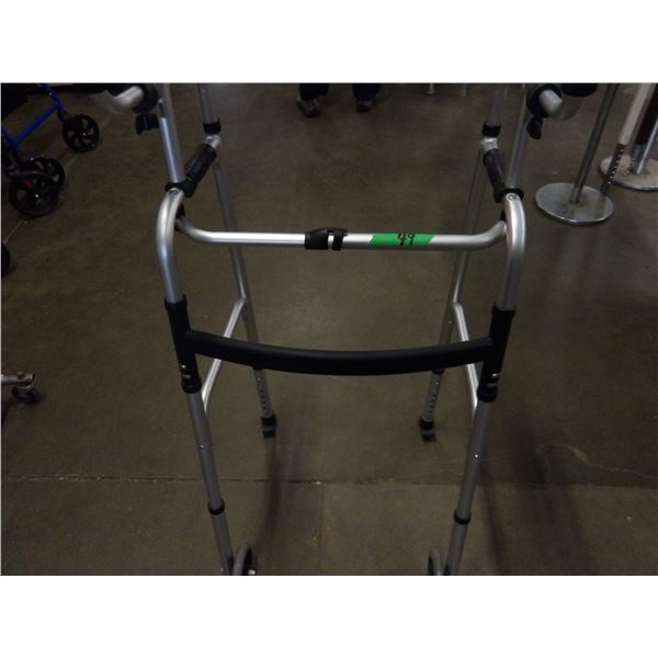 STAND UP WALKER (NEEDS ARM RESTS)